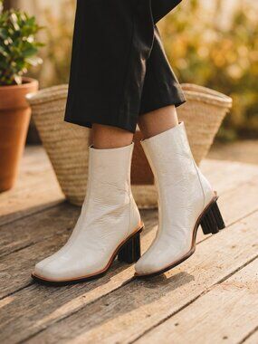 FARM Rio Ivory Leather Sculpted Flower Heel Square Toe Ankle Boots 9